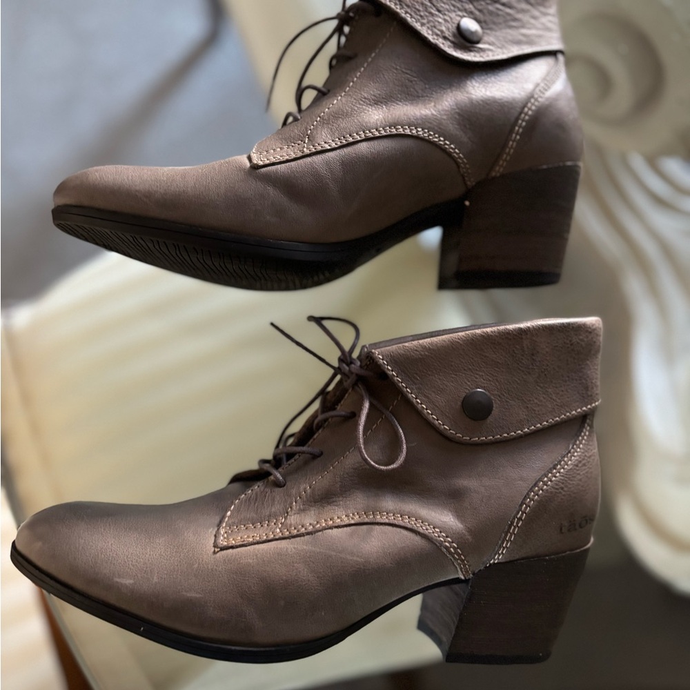 Taos Footwear Brown Ankle Boots with Chunky Heel and Lace-Up Design
